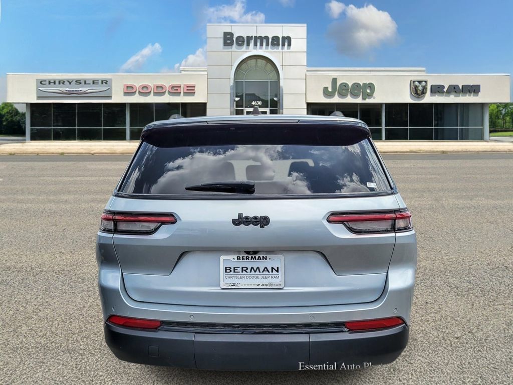 Used 2023 Jeep Grand Cherokee L Laredo RWD image 7
