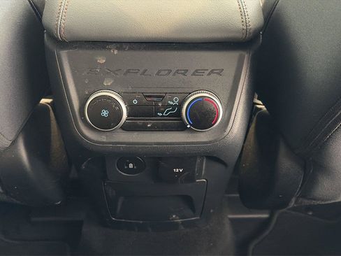Used 2025 Ford Explorer Active AWD/4WD image 25