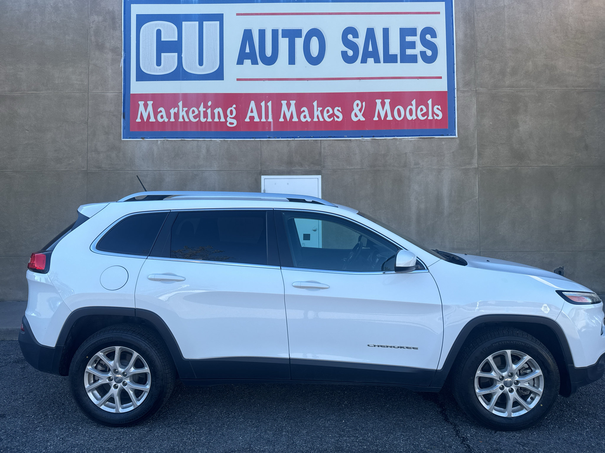Used 2018 Jeep Cherokee Latitude w/ Safety Group AWD/4WD image 4