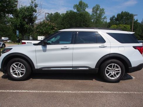 Certified 2025 Ford Explorer Active RWD image 4