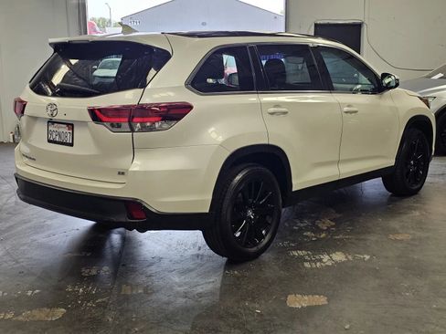 Used 2019 Toyota Highlander SE w/ Carpet Mat Package (TMS) FWD image 4