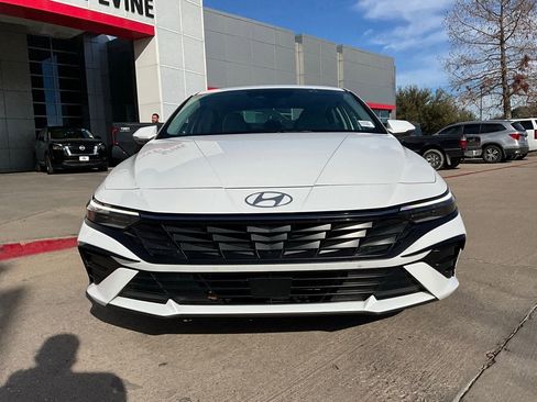 Used 2025 Hyundai Elantra Limited image 4