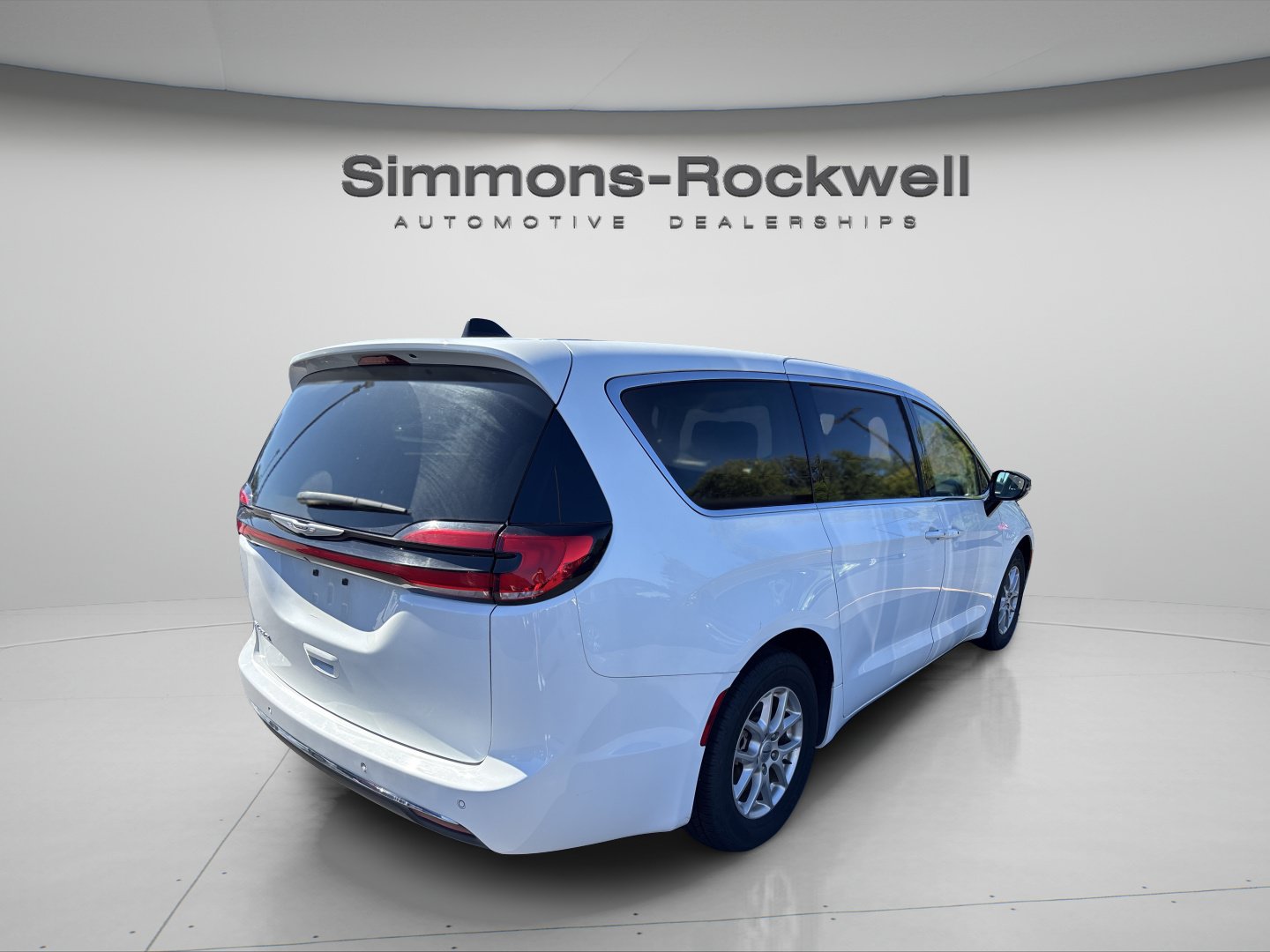 Used 2024 Chrysler Pacifica Touring-L FWD image 4