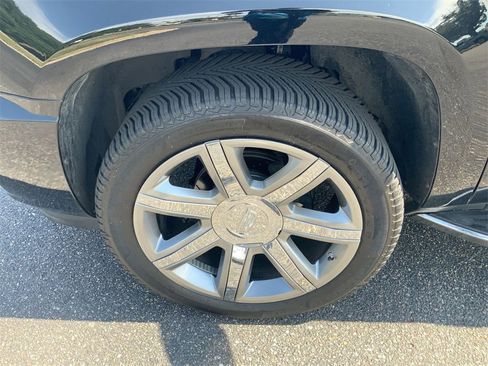 Used 2011 Cadillac Escalade 4D Sport Utility w/ Touring Package image 32