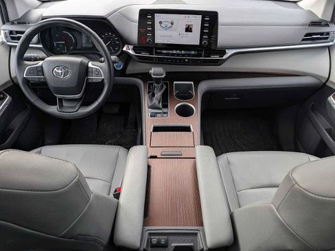 Used 2022 Toyota Sienna XLE AWD/4WD image 21