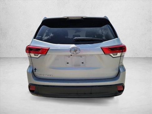 Used 2019 Toyota Highlander LE FWD image 6