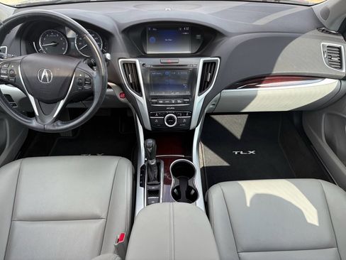 Used 2017 Acura TLX image 2