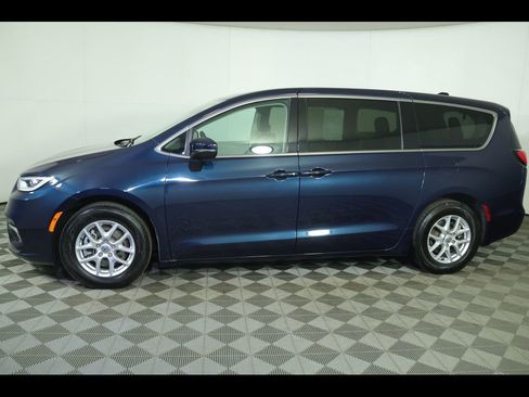 Used 2023 Chrysler Pacifica Touring-L image 4