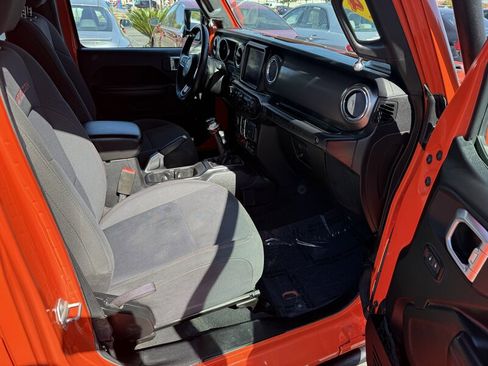 Used 2018 Jeep Wrangler Unlimited Rubicon w/ Dual Top Group AWD/4WD image 15