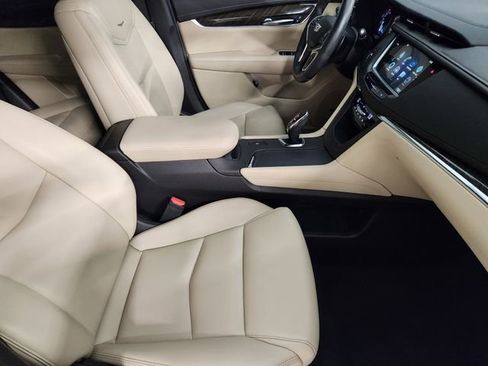 Used 2019 Cadillac XT5 FWD image 3