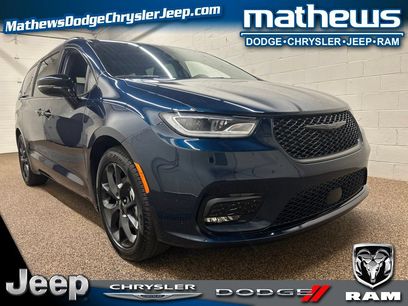 Used 2024 Chrysler Pacifica Touring-L w/ S Appearance Package