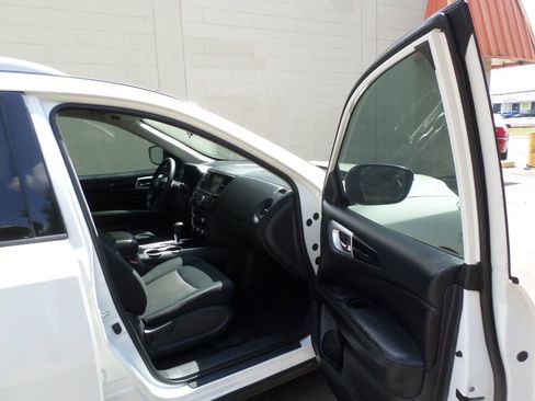 Used 2019 Nissan Pathfinder S image 10