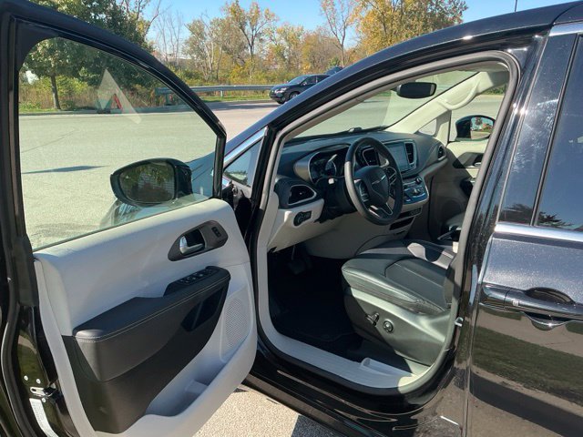 Used 2024 Chrysler Pacifica Limited FWD image 15