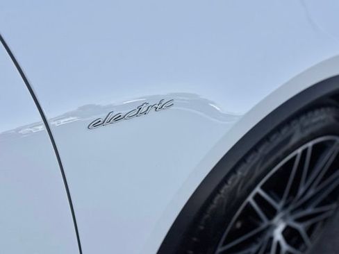 Used 2025 Porsche Macan 4 Electric AWD/4WD image 39
