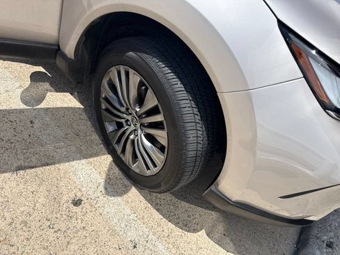 Used 2024 Toyota Venza Limited AWD/4WD image 7
