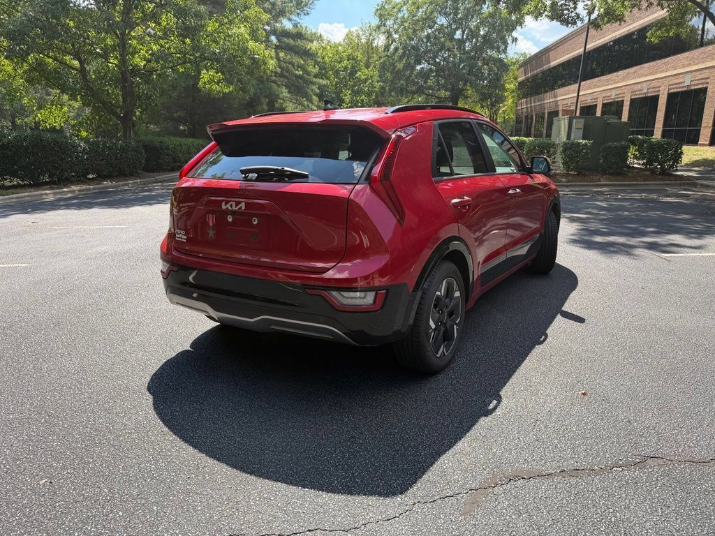 Used 2023 Kia Niro Wave w/ Wave Preserve Package FWD image 3
