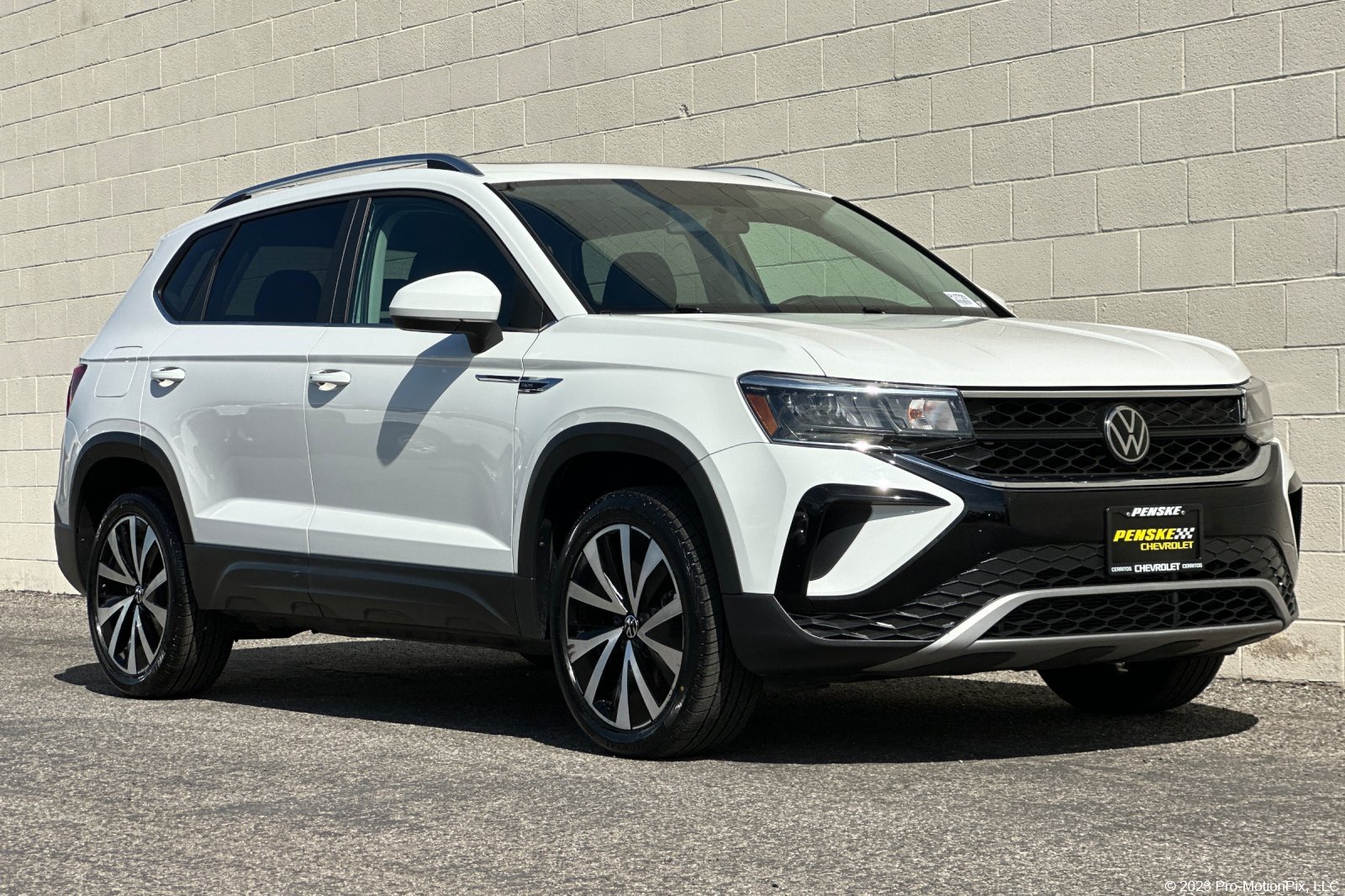 Used 2022 Volkswagen Taos SE FWD image 1