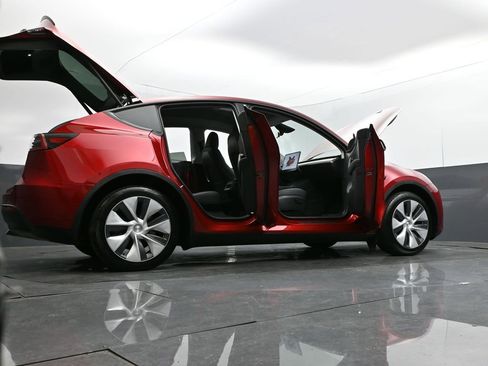 Used 2024 Tesla Model Y Long Range image 35