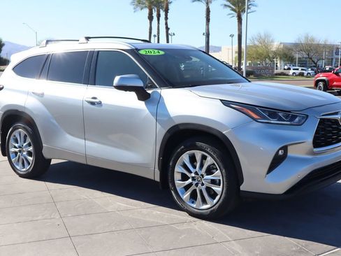 Used 2024 Toyota Highlander Limited image 3