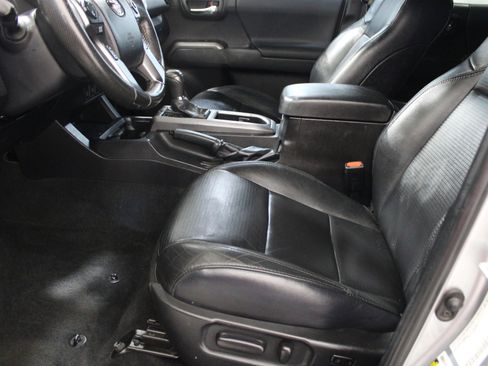 Used 2022 Toyota Tacoma TRD Sport image 6