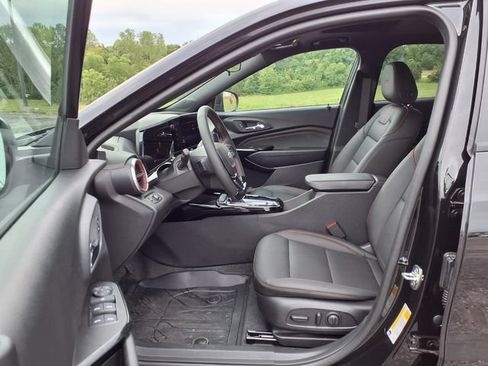 Used 2026 Chevrolet Trax RS w/ Sunroof Package FWD image 39