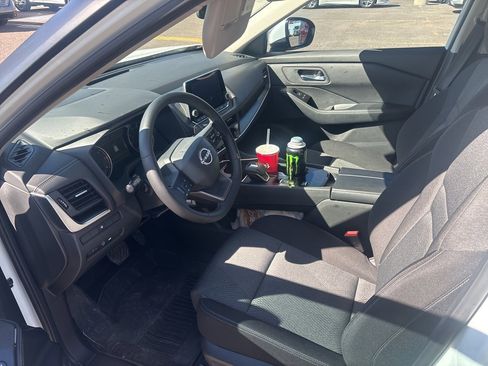 Used 2025 Nissan Rogue SV image 5