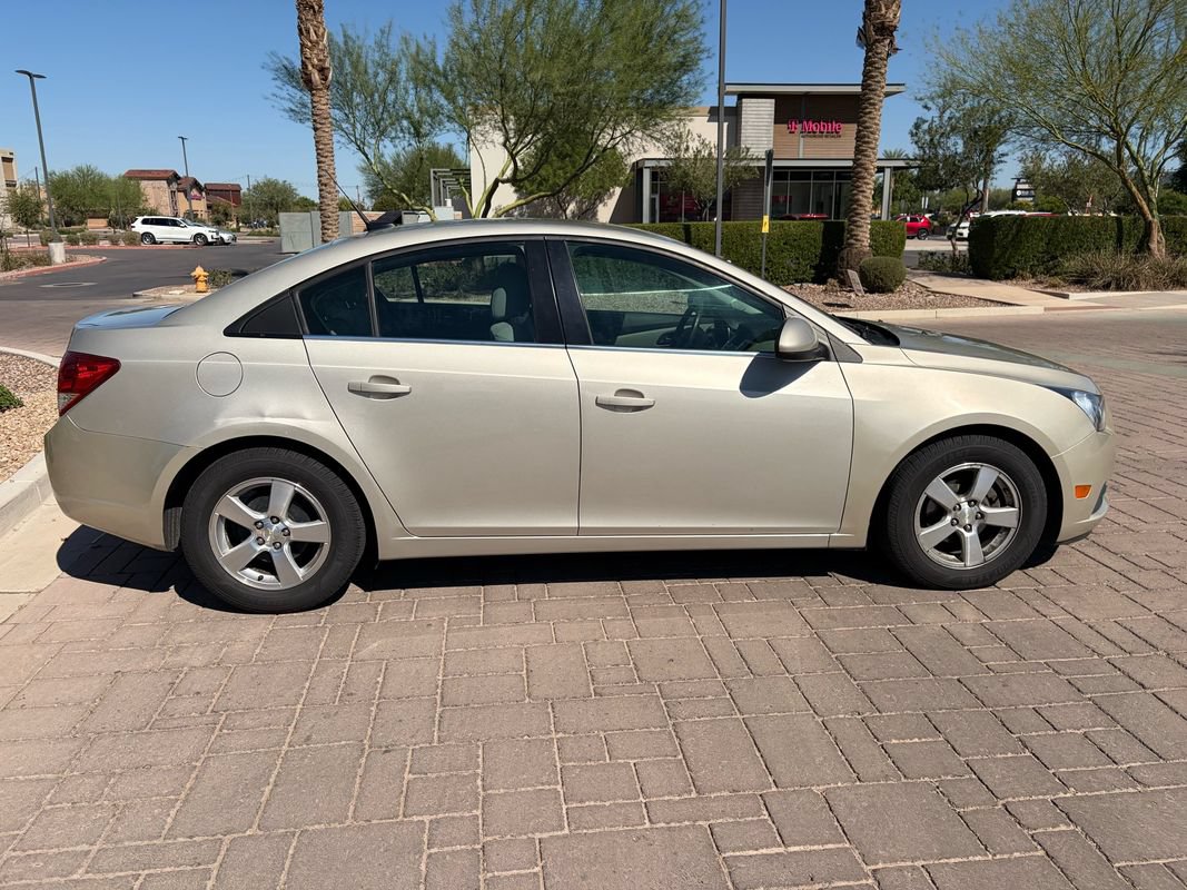 Used 2014 Chevrolet Cruze LT FWD image 2