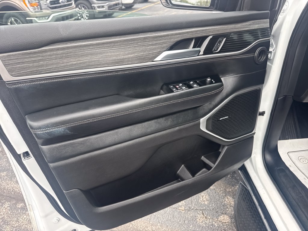 Used 2024 Jeep Wagoneer L Series II w/ Flexible Seating Group AWD/4WD image 32