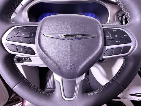 Used 2023 Chrysler Voyager LX FWD image 11