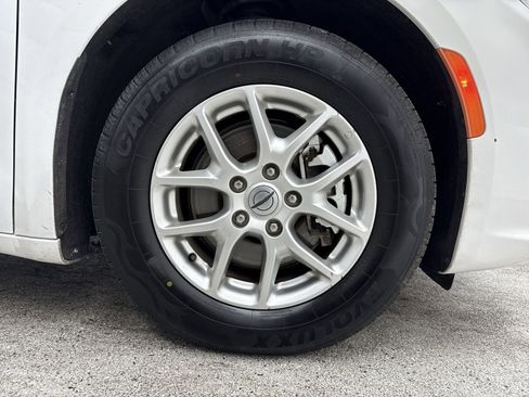 Used 2023 Chrysler Pacifica Touring-L image 43