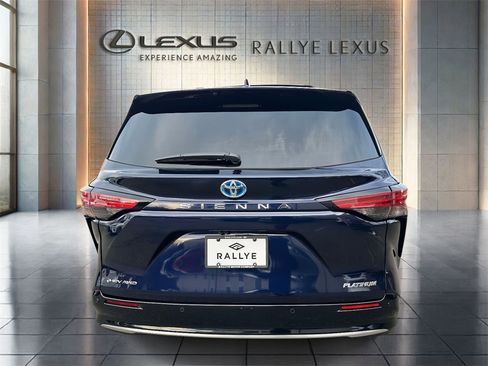 Used 2025 Toyota Sienna Platinum image 4