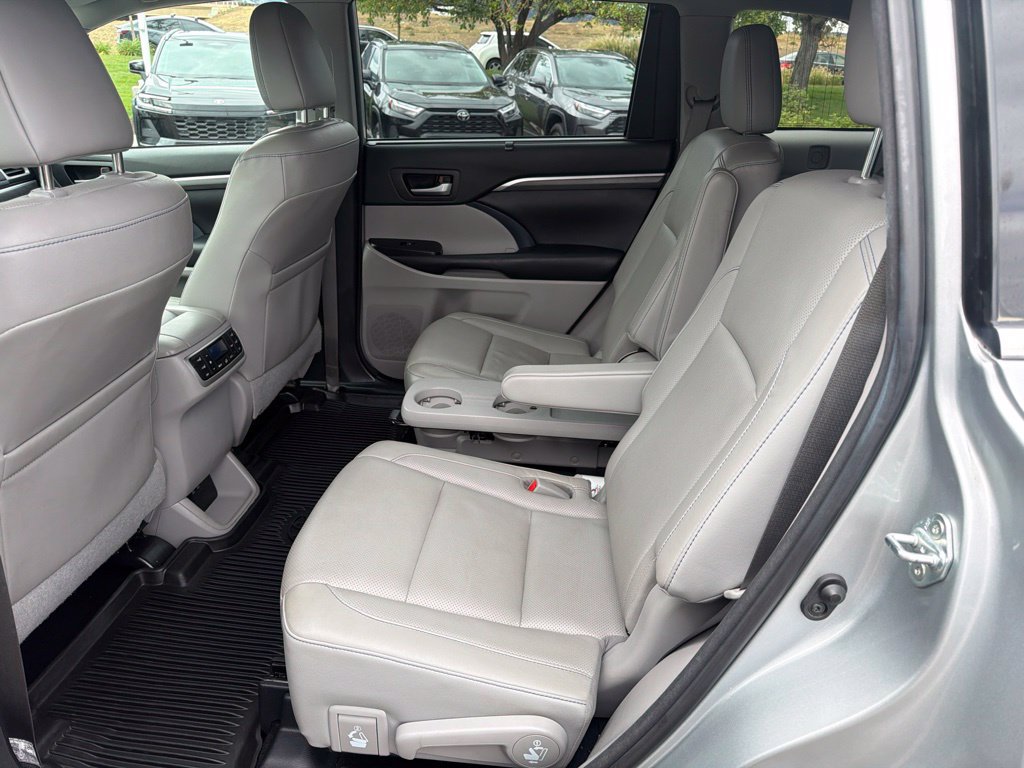 Used 2018 Toyota Highlander Limited Platinum AWD/4WD image 21