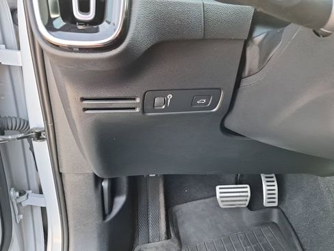 Used 2022 Volvo XC40 T5 R-Design w/ Advanced Package image 32