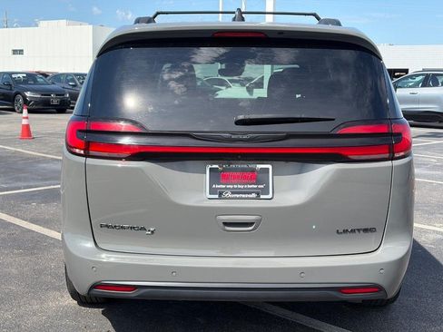 Used 2025 Chrysler Pacifica Limited FWD image 6