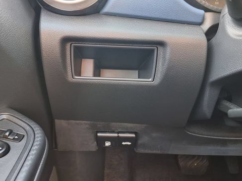 Used 2025 Nissan Versa SV FWD image 36