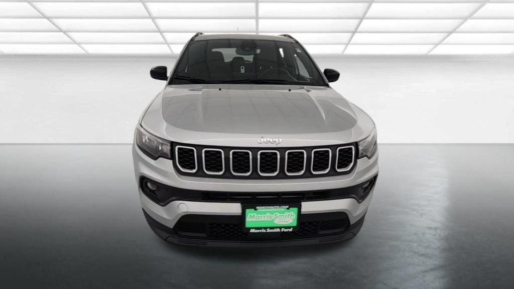 Used 2024 Jeep Compass Latitude AWD/4WD image 2