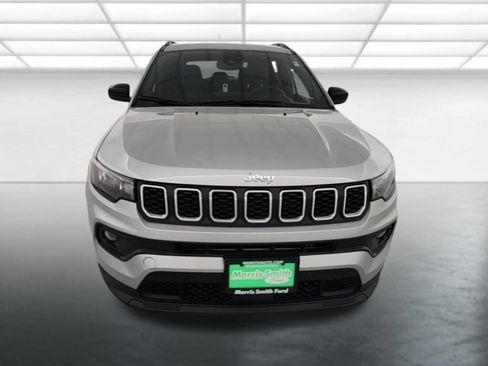 Used 2024 Jeep Compass Latitude AWD/4WD image 2