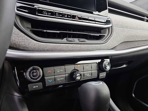 New 2026 Jeep Compass Latitude image 24