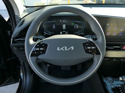 Certified 2025 Kia Niro EX image 16