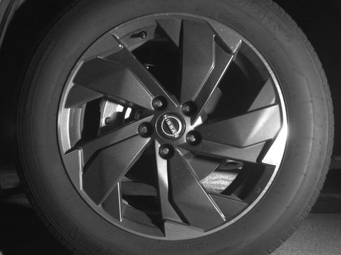 Used 2025 Nissan Rogue SV AWD/4WD image 12