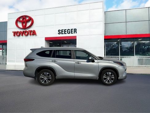Certified 2023 Toyota Highlander AWD image 2