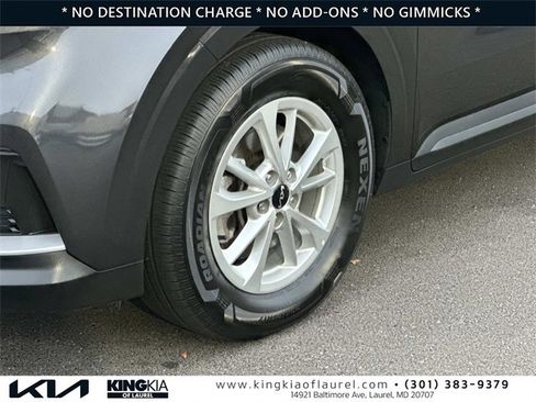 Used 2024 Kia Carnival LX image 30