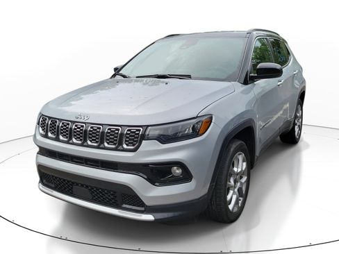 Used 2025 Jeep Compass Limited AWD/4WD image 3