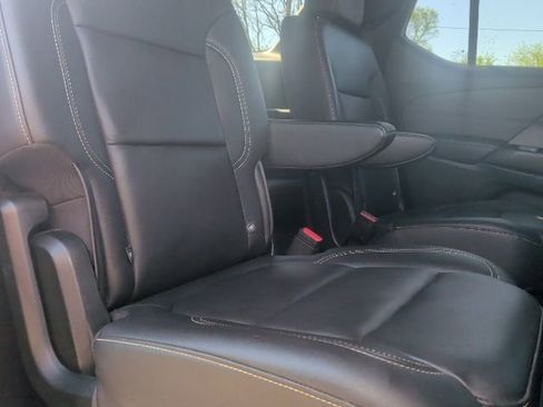 Used 2023 Chevrolet Traverse LT image 17