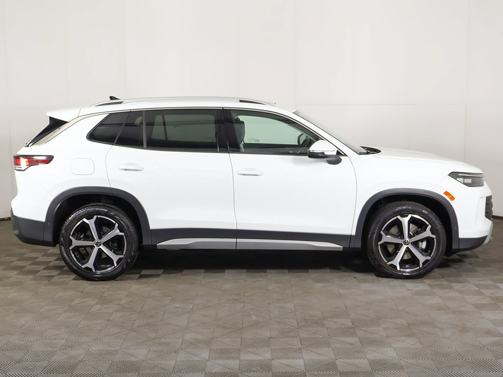 Used 2025 Volkswagen Tiguan SE w/ Panoramic Sunroof Package AWD/4WD image 18