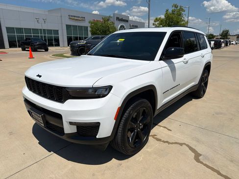 Used 2025 Jeep Grand Cherokee L Limited w/ Black Appearance Package AWD/4WD image 9