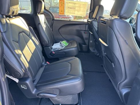 New 2026 Chrysler Pacifica Select image 44