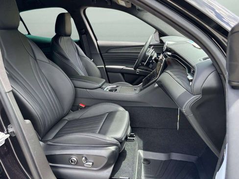 New 2025 Maserati Grecale GT image 23