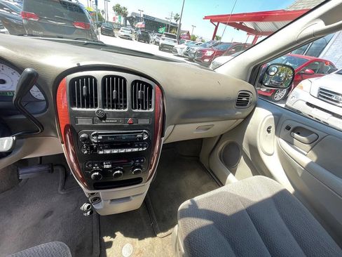 Used 2005 Chrysler Town & Country LX w/ Popular Equipment Group II FWD image 12