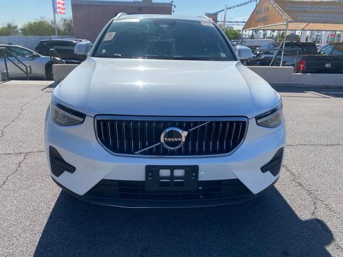 Used 2024 Volvo XC40 B5 Core AWD/4WD image 2